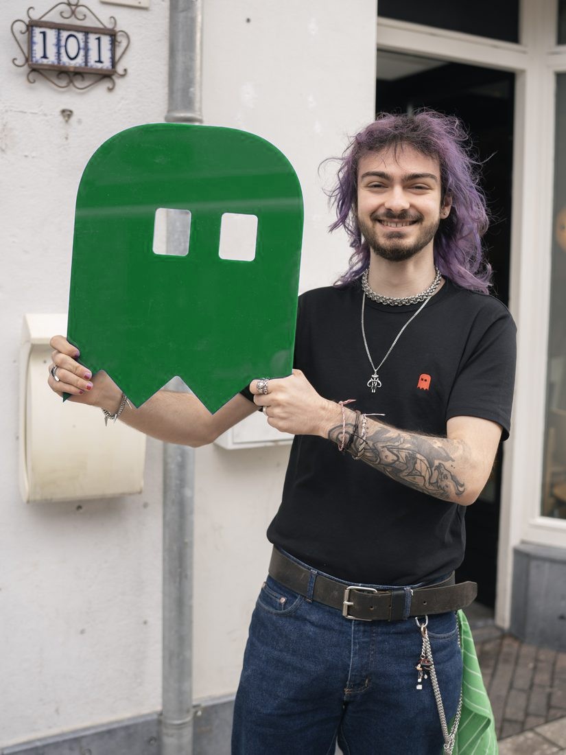 Barkeet-medewerker met een groen spookje